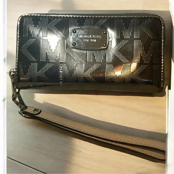 Michael Kors Wallet/Wristlet - Picture 1 of 9